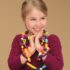 Zestaw do tworzenia biżuterii, 275 elementów (B.Toys) kolorowa biżuteria dla czterolatki + do szybkiego tworzenia bransoletki, pierścionków naszyjników, kreatywne zabawki, sensoryczne