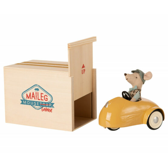 Myszka w żółtym samochodzie w garażu, Mouse Car (Maileg)