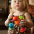 Grzechotka Wimzle – Sensoryczna Przygoda (Fat Brain Toys)