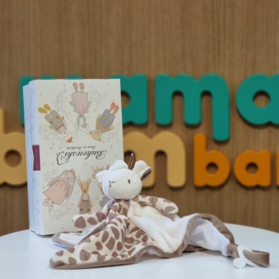 Przytulanka dla dzieci – Żyrafa Lucy z lamówką brązową, 30 cm (Bukowski Design)