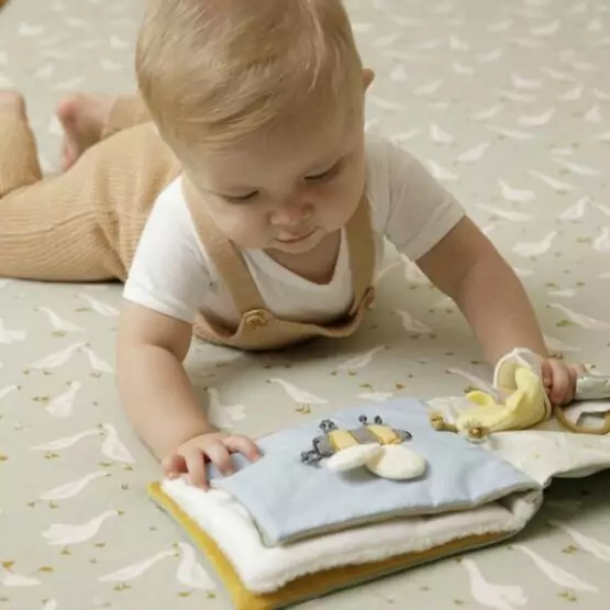 niemowlak podczas czytania i zabawy książeczką sensoryczną