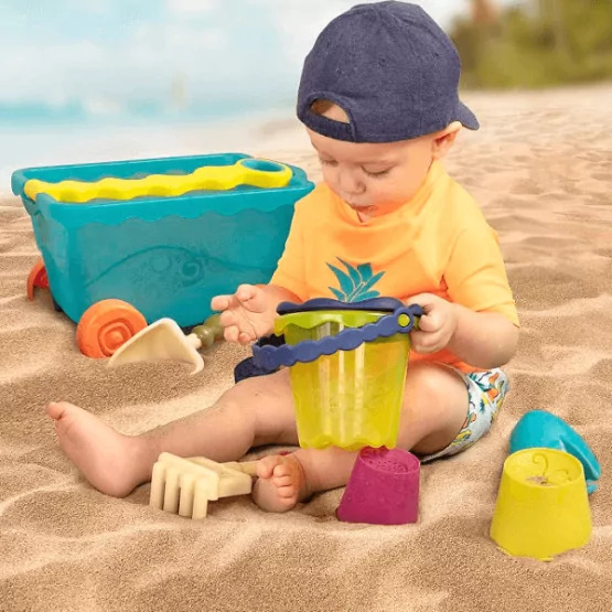 chłopiec bawi się zestawem zabawek do piakownicy oraz na plażę najlepsze zabawki na dwór i do wody