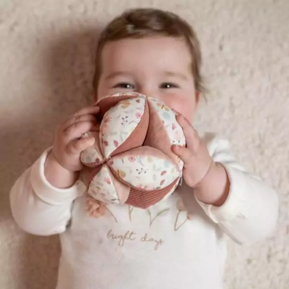 dziecko z piłką sensoryczną marki little dutch