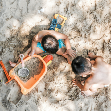 dzieci bawiące się zabawkami na plaży