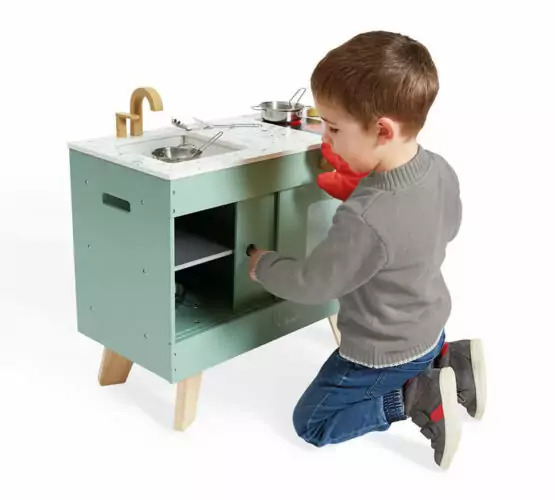 chłopiec bawi się zestawem zabawkowej kuchni kącik dla dziecka