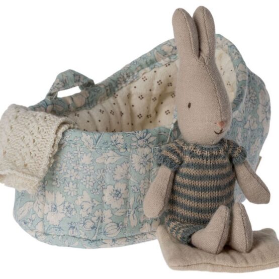Króliczek w nosidełku, zielone paski – Micro Rabbit in carry cot (Maileg)